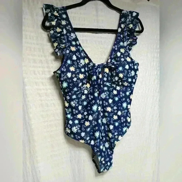 One Piece Flowered Ruffled Sleeve Swimsuit.  Ladies size Xl - Picture 2 of 5
